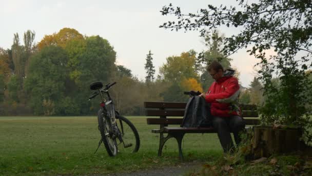 Hombre con gafas de realidad virtual. Noche de Otoño. va a salir del parque. — Vídeos de Stock