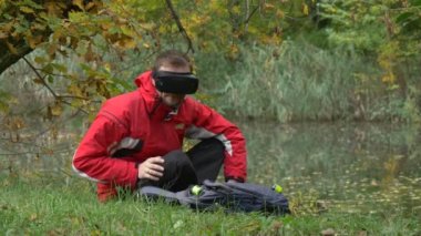 VR içinde gözlük çekiniyorum dokundu bacak izlerken Video 360 derece oynarken sanal oyunlar kaldırır kulaklık oturan bir yere park su adamım