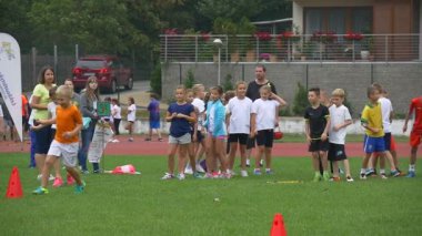 Opole, Polonya - 17 Eylül 2016: Çocuklar ve Aileleri Olimpiyat Spor Okulu 2 'nin ana stadyumundalar (Polonya, Opole). Hepsi buraya bir spor müsabakasının katılımcıları rolüne davet edildi.