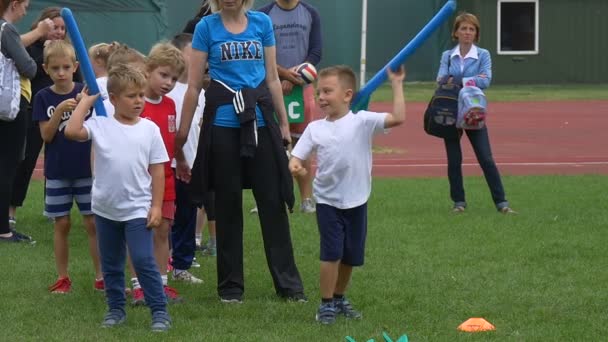 Oppeln Polen September 2016 Kinder Und Ihre Eltern Sind Hauptstadion — Stockvideo