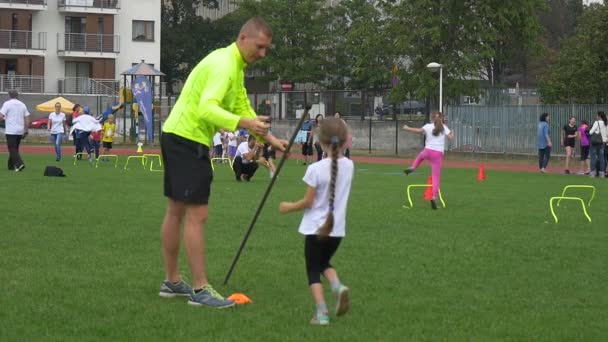 Instructor muestra cómo llevar a cabo el ejercicio deportivo con un palo — Vídeos de Stock
