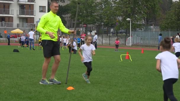 Mädchen lernt Springen mit Stock in der Hand — Stockvideo