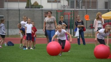 Çocuk spor karşılaşmaları spor günü kutlamaları sırasında katılmak.