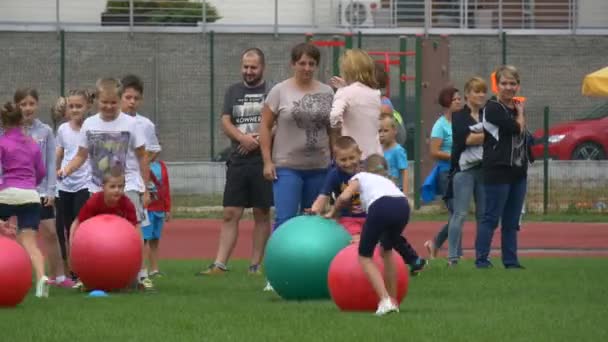 Barn förbereda för konkurrens början — Stockvideo