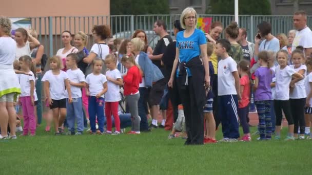 Uczniowie odwiedzili Stadion szkolny NO2 — Wideo stockowe