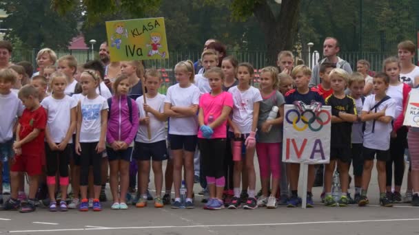 Kleine meisjes en jongens die zijn opgesteld in het Centraal Stadion — Stockvideo