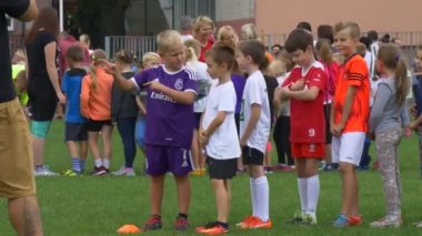 Öğrencilerin temel sınıflar çeşitli gruplar Olimpiyat Okulu No2 stadyumda yerleşti