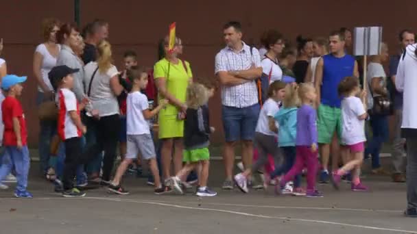 Uczniowie klas początkowych iść na stadion — Wideo stockowe