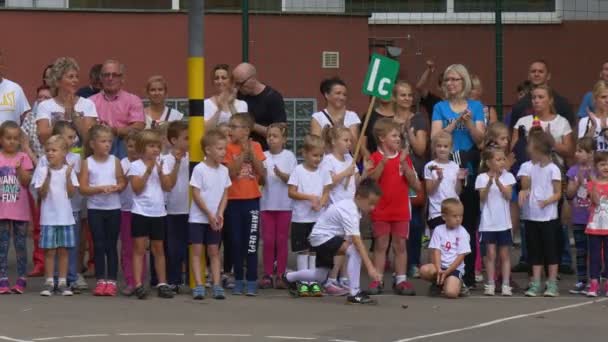 Opole Lengyelország 2016 Szept Gyermekek Szüleik Tanáraik Összegyűltek Egy Területen — Stock videók