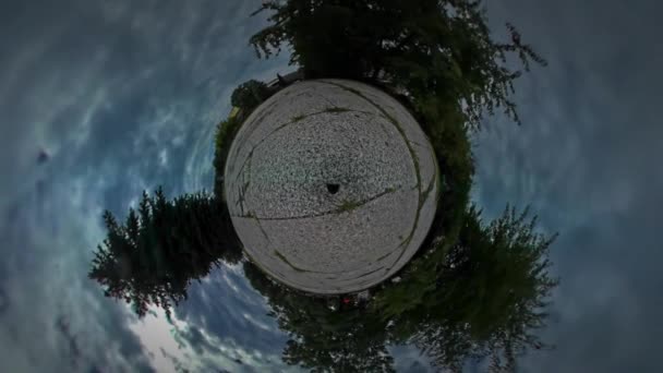 Kleiner winziger Planet 360-Grad-Quadrat im Park Menschen Familienvater und Kind spazieren durch asphaltierten Ort verbringen Zeit zusammen grüne Bäume Sommer bewölkten Tag — Stockvideo