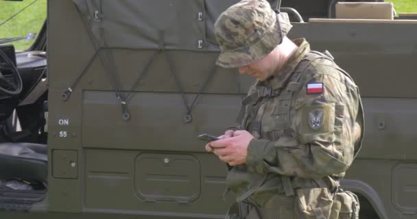 Opole Lengyelország Május 2016 Man Camouflage Stands Phone Hands Man — Stock videók