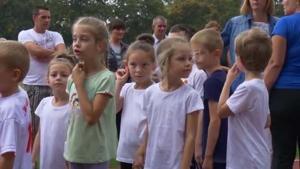 Sportler warten auf Kindersportfest — Stockvideo