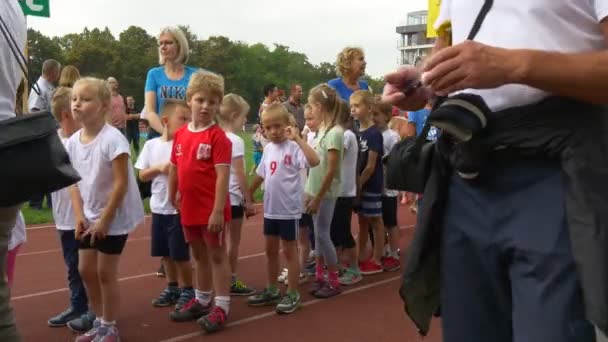 Çocuklar spor yarışmalara katılmak istiyor — Stok video