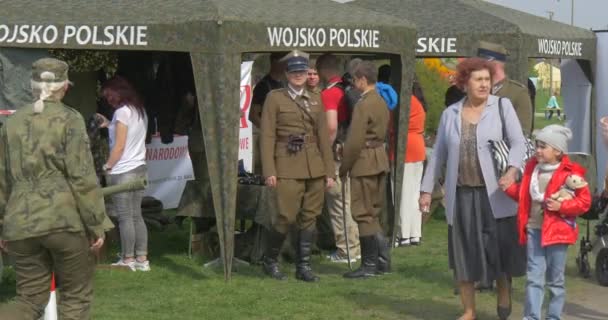 ポーランド オポール 2016年5月02日 男はオポール市で武器祭の開幕を準備する ポーランド — ストック動画