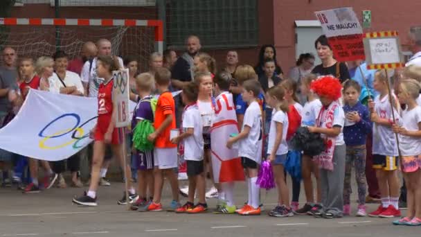 Elever kom på invigningen av festivalen — Stockvideo