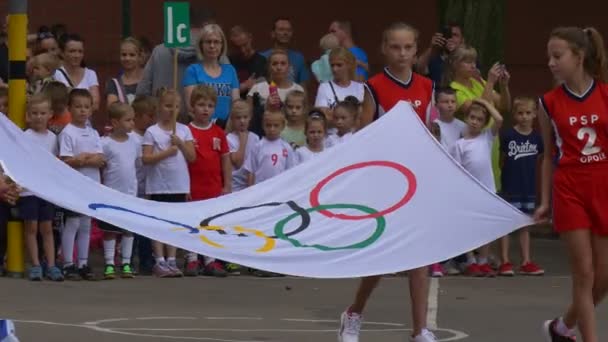 Una cantidad considerable de gente viene a la ceremonia — Vídeo de stock