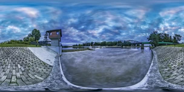 360Vr Video Timelapse Presa de Opole Rippling Puente de agua a través de la torre de observación del río Cloudscape Landscape Embankment is made of Paving Azulejos Turismo — Vídeo de stock