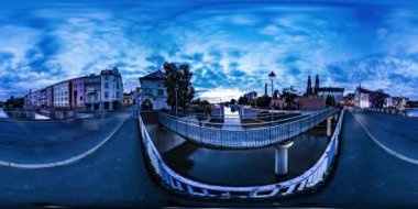 360vr Video Timelapse çift köprü Opole Cityscape otomobillerde tahrik edilmektedir yayalar Opole için tur akşam karanlık şehir ışıkları Getting alacakaranlıkta yürüme