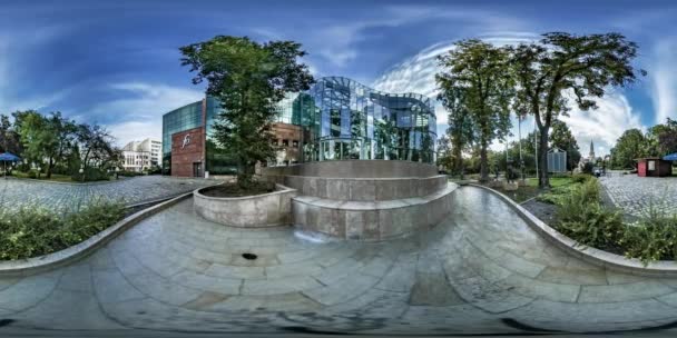 360Vr Vídeo Timelapse Opole Philharmonia Square Lit by Sun Flower Beds Gramados e árvores estão ao redor do edifício de vidro Azulejos para pavimentação Opole Sights Turismo — Vídeo de Stock