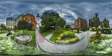 360vr Video Timelapse eski Opole Üniversitesi Cityscape insanlar tarafından patika sokakta Park peyzaj tasarım Vintage binalar manzaraları tur Opole için yürüyor