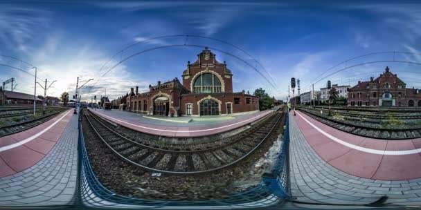360vr βίντεο Timelapse Opole σιδηροδρομικό σταθμό κόκκινο τούβλο κτίριο στο ηλιόλουστο καλοκαίρι ημέρα τρένο περνά από φτάνει το αφήνει μεταφορά Cityscape περιοδεία σε Opole — Αρχείο Βίντεο