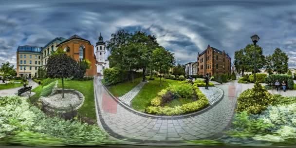 360vr відео Timelapse старого Ополе університету міський пейзаж люди гуляють стежка алеї в парку краєвид дизайн старовинних будівель пам'ятки тур до Ополе — стокове відео