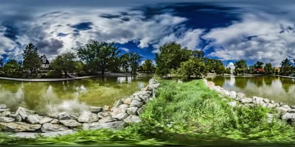 360Vr видео Timelapse Opole Танцующие фонтаны Парк зеленых деревьев газоны Маленькое озеро Белые облака плавают на голубое небо зданий Пейзаж тур в Ополе — стоковое видео