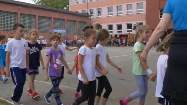 Meninos e meninas acompanham seu treinador — Vídeo de Stock