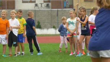 Küçük kız spor egzersizleri kutup ile gerçekleştirir
