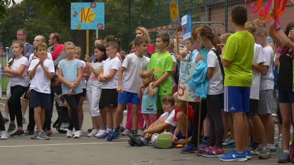 男孩和女孩挤在入口处体育学校 No2 — 图库视频影像