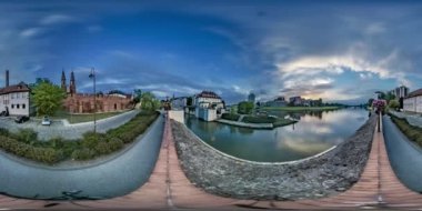 360vr Video Timelapse Opole Katolik Kilisesi Cityscape oder Nehri turu katedral yansıma yumuşak su otomobillerde Opole kuleleri için setin tarafından tahrik edilmektedir