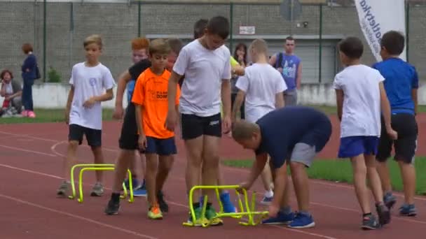 Grand groupe d'adolescents joue sur un hippodrome — Video