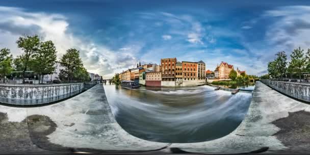 360vr відео Timelapse Ополе греблі Венеції міський пейзаж в Sunset води потоків набережна старої будівлі Синє небо дощ падає на об'єктив камери гастролі в Ополе — стокове відео