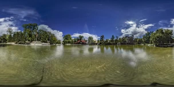 360vr Video Timelapse dansande fontäner Opole Park sommaren vatten ström stänk upp Transparent porlande vatten grönt träd på sjön Bank turné till Opole — Stockvideo