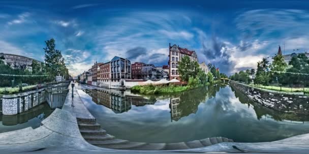 360Vr Video Timelapse Opole Venezia Smooth Water Cityscape at the Sunset Cars Are Driven by Embankment Sky Reflection in Water Green Trees Tour to Opole — Video Stock
