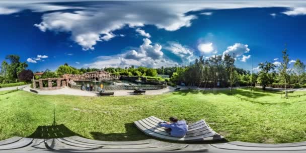 360vr Video Timelapse Man op Chaise-Longue zonnebank vader en kind kijken naar de natuur in Opole Zoo mensen lopen door Alley in Park Tour naar Opole — Stockvideo