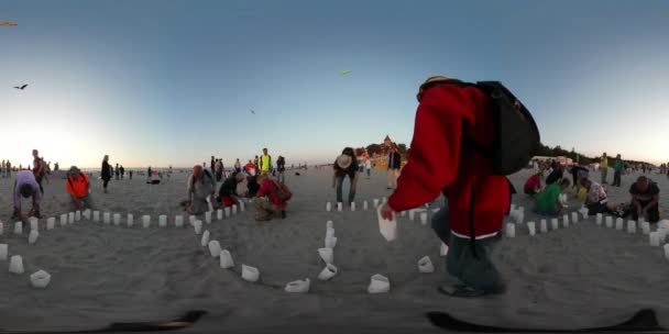 360Vr Video People at Kites Festival Leba Polonia Poniendo una vela en la arena Escribiendo la palabra Leba de velas Niños Padres en Sandy Beach of Sea Sunset — Vídeos de Stock