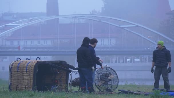 3 sporters zich voorbereiden op de vlucht in een ballon Opole — Stockvideo