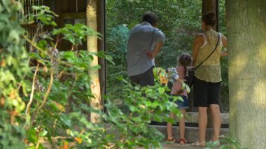 Yetişkin bir kırmızı sakallı adam yakın bir kız duruyor