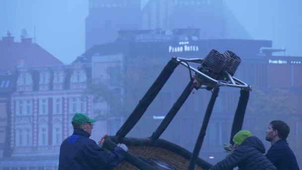 Tres personas depositan un globo. Globo — Vídeos de Stock