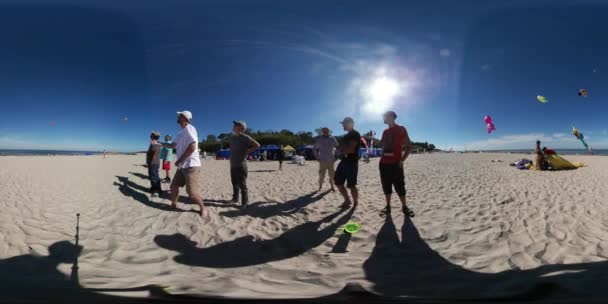 360vr Video insanlar Uçurtma Festivali Leba Polonya adamlara bir ip uçurtma uçmak uçurtma ailelerin deniz güneşli gün Sandy Beach üzerinde zaman harcamak hat çekerek ayakta — Stok video