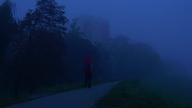 Derinlik parkta sokakta yürüyen bir adam