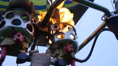 Brülör ateş balon kubbesi altında
