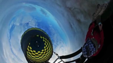 Kütüphane gün Opole erkek uçuş filme bulutların üzerinde küçük gezegen 360 derece 360vr Video propan Burner alev ateş turistik şehir Varşova balon.