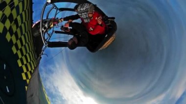 Aerostat yükselen hava balon gondol küçük küçük gezegen 360 derece 360vr Video yukarıda belgili tanımlık bulutlar propan meme Opole erkeklerde günde Kütüphane ısıtır
