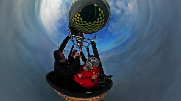 Biblioteca Dia Opole Homens Filmar Viagens de Balão Acima das Nuvens Little Tiny Planet 360 Grau 360Vr Vídeo Profissional e Amador Cidade Turística — Vídeo de Stock