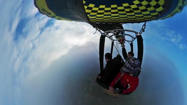 Biblioteca Giorno Opole Uomini Viaggiare in mongolfiera in nuvole Piccolo pianeta 360 Grado 360Vr Video Bruciatore propano riscalda l'aria Aerostat aumento Città Turistica — Video Stock