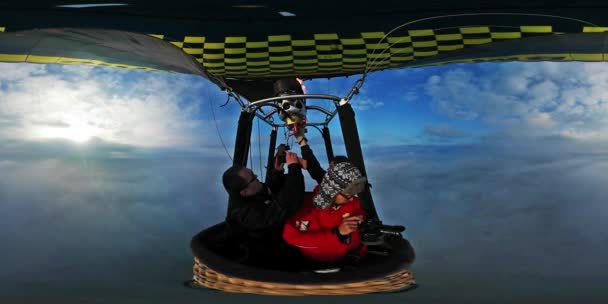 Knihovna den Opole mužů v gondole balónu natáčení krajiny nad mraky píchnutí Planet 360stupňových 360vr Video profesionální amatérské Video — Stock video