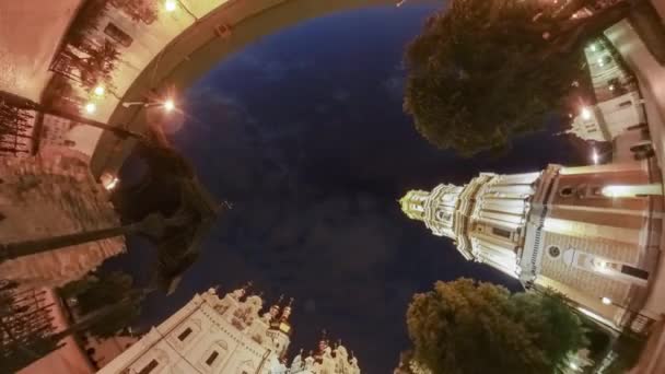 Trou de lapin Planète 360 Degré Kiev-Pechersk Lave Nuit Paysage Cathédrale Clocher Place éclairée est faite de pavés Tourisme à Kiev — Video
