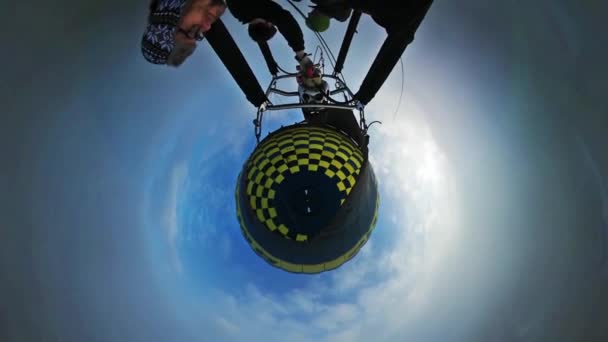 Library Day in Opole Flight by Balloon Little Tiny Planet 360 Grau 360Vr Vídeo Acima das Nuvens Homem transforma queimador de propano no Aerostat sobe Opole Turismo — Vídeo de Stock